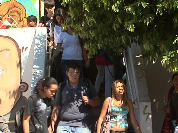 Alunos na saída da Escola Estadual Eugênia Vilhena de Moraes, em Ribeirão Preto (Foto: Reprodução EPTV)