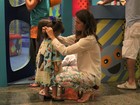 Giovanna Antonelli brinca com as filhas em shopping