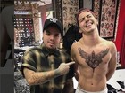 Biel faz nova tatuagem no peito e desenho divide opiniões dos fãs 