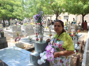 Servidora pública faz questão de homenagear os familiares nesta data há mais de 20 anos (Foto: Daniel Cunha/G1)