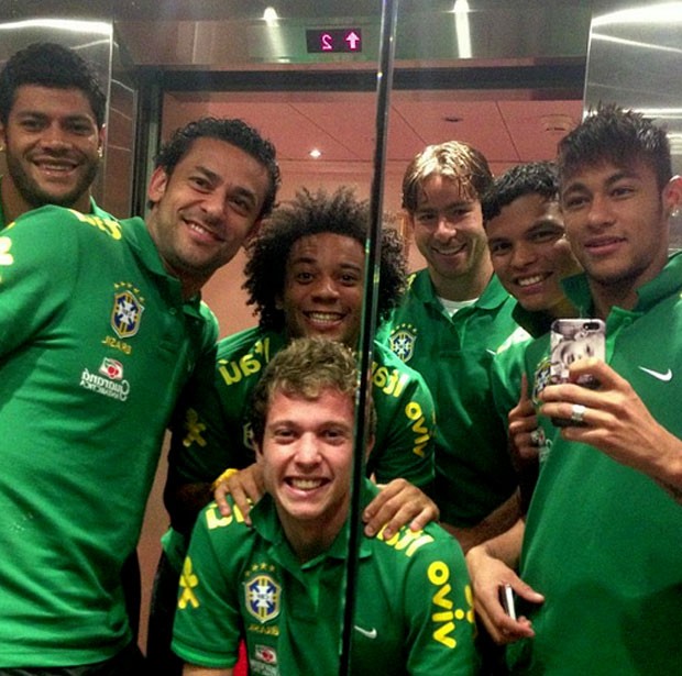 Neymar fred bernard thiago silva marcelo hulk e maxwell brasil eleevador (Foto: Reprodução / Instagram)
