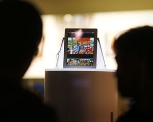 Consumidores observam o novo iPad em uma loja da Apple em Sydney, na Austrália tecnologia (Foto: Tim Wimborne/Reuters)