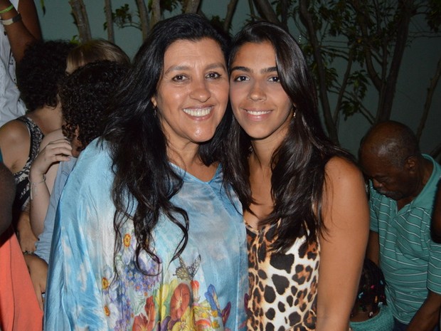 Regina Casé e a filha Benedita em show em Salvador, na Bahia (Foto: Felipe Souto Maior/ Ag. News)