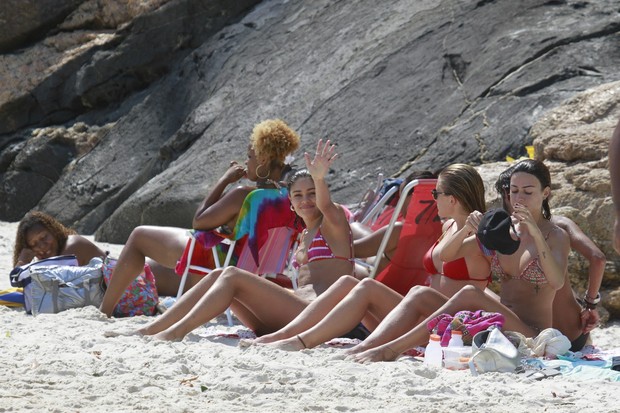 Sophie Charlotte, Fiorella Mattheis e Thaila Ayala na praia da Barra (Foto: Dilson Silva / Agnews)