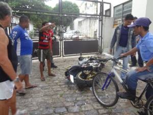 Moradores da área afirmam que é comum motociclistas disputarem corrida na área. (Foto: Thais Rezende/ G1)