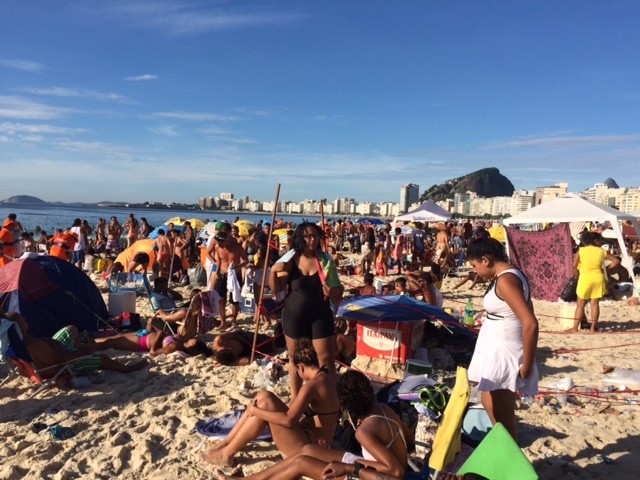 Orla de Copacabana amanheceu cheia no primeiro dia de 2016 (Foto: Alba Valéria Mendonça/G1)