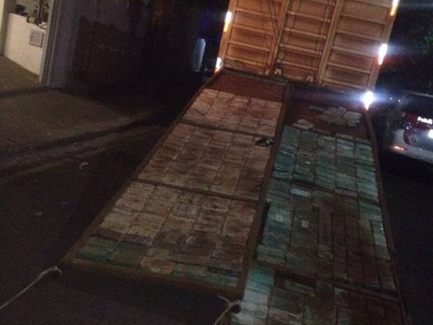 Droga estava em fundo falso de caminhão que carrega gado (Foto: Divulgação/Polícia Rodoviária Estadual)