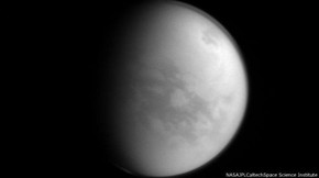 oto de Titã, a lua gelada de Saturno, colhida pela missão Cassini em 8 de janeiro de 2015, de uma distância de cerca de 1,9 milhões de quilômetros (Foto: Nasa/JPL-Caltech/Space Science Institute) oto de Titã, a lua gelada de Saturno, colhida pela missão Cassini em 8 de janeiro de 2015, de uma distância de cerca de 1,9 milhões de quilômetros (Foto: Nasa/JPL-Caltech/Space Science Institute)