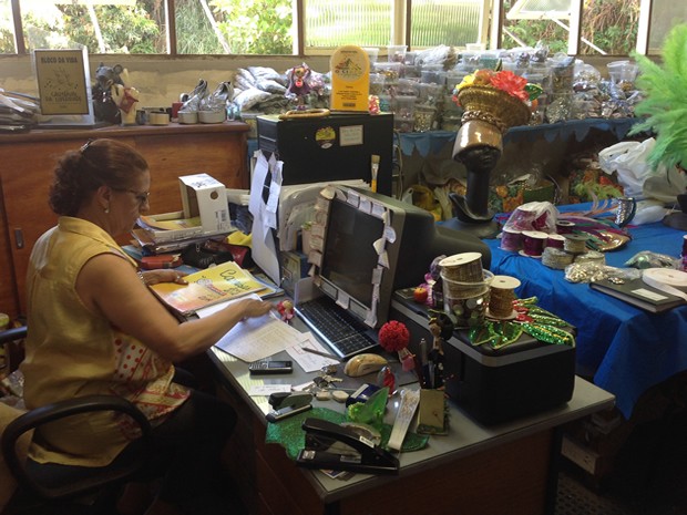 Coordenadora Fátima Martins trabalhando na sede do Bloco da Vida (Foto: Paola Fajonni/G1)