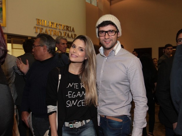 Ex-BBBs Flávia Viana e Fernando Justin vão ao teatro em São Paulo (Foto: Leo Franco/ Ag. News)