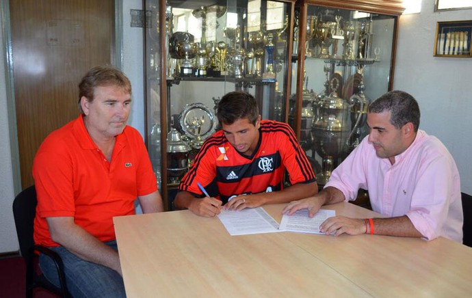 Lucas Mugni assina contrato Flamengo (Foto: Divulgação/Colón)