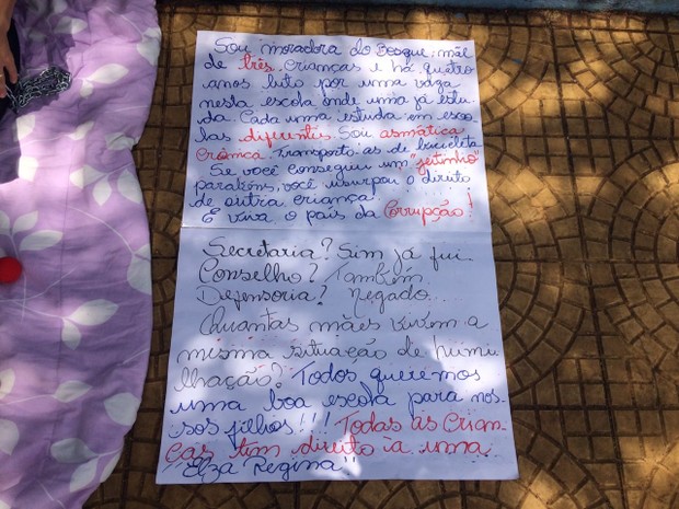 Em cartaz, mulher relata dificuldade imposta pela falta de vaga na rede municipal (Foto: João Mota/G1)