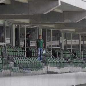 Câmera foi retirada do camarote do Palmeiras na arena (Foto: Felipe Zito)