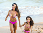 Scheila Carvalho posa com biquíni igual ao da filha em dia de praia 