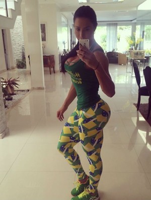 Gracyanne Barbosa escolhe look brasileiro para ir treinar (Foto: Reprodução/Instagram)
