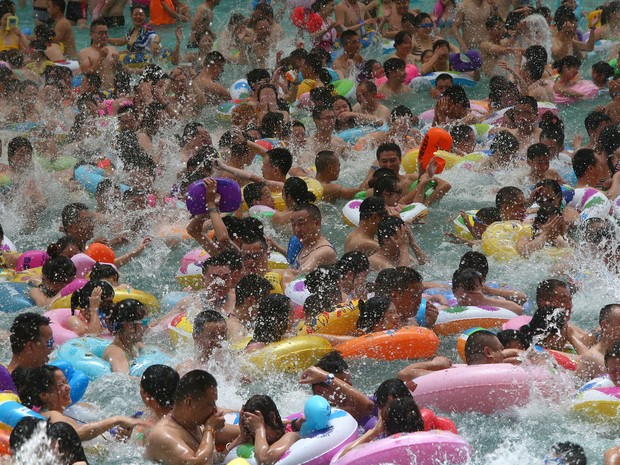 Chineses em parque aquático por conta de onda de calor (Foto: STR/AFP)
