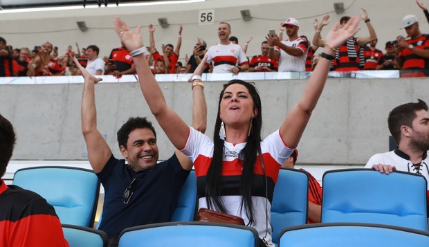 Graciele Lacerda com Zezé Di Camargo em jogo do Flamengo: emoção à flor da pele (Foto: Dilson Silva/Agnews)
