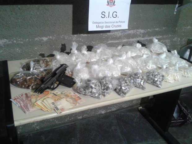 Investigadores do SIG apreenderam drogas depois de uma denúncia anônima (Foto: Carolina Paes/G1)