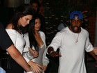 Kylie Jenner usa vestido curtinho para badalar com Kendall Jenner