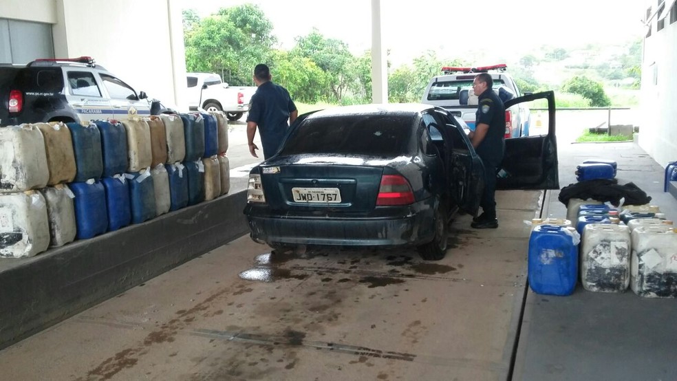 Galões de 35 a 25 litros foram apreendidos pelos policiais dentro de veículos (Foto: Arquivo pessoal)