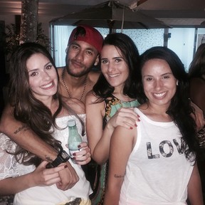 Camila Karam (à esquerda) com Neymar e duas amigas (Foto: Reprodução/Instagram)