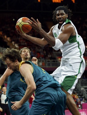 Nenê basquete Brasil x Austrália (Foto: Reuters)