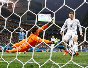 Rooney gol Uruguai x Inglaterra (Foto: Reuters)