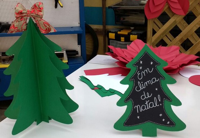 Árvore de Natal feita com papel é uma opção prática de enfeite para a casa (Foto: Carolina Berger/Gshow)
