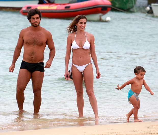 Deborah Secco na praia com o marido, Hugo moura, e a filha, Maria Flor, em Fernando de Noronha (Foto: AgNews)