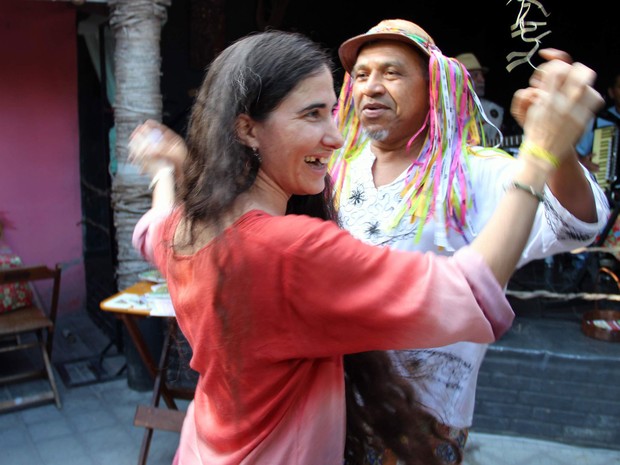 Em momento de lazer em Feira de Santana (BA), a blogueira cubana Yoani Sánchez, de 37 anos, dança forró na tarde de terça-feira (19). Em debate na cidade, ela afirmou o desejo de criar um 'meio de imprensa livre' em Cuba. (Foto: Mário Bittencourt/BAPress/Estadão Conteúdo)