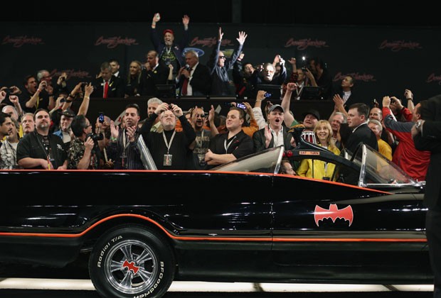 Espectadores comemoram a venda do Batmóvel original por US$ 4,2 milhões durante leilão da Barrett-Jackson  (Foto: Joshua Lott/Reuters)