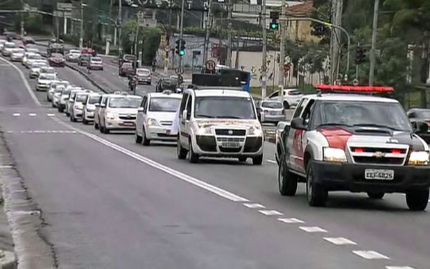 Viatura da polícia acompanha a carreata dos taxistas em São Paulo (Foto: TV Globo/Reprodução)