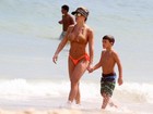 Joana Machado curte praia com o filho
