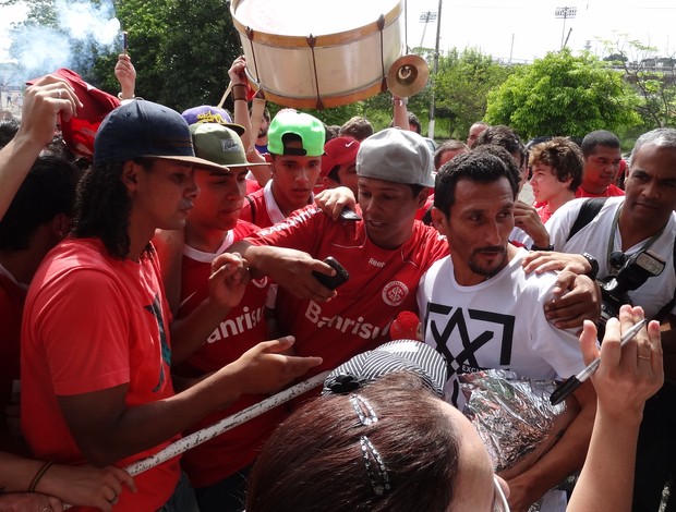 Guiñazu recebe carinho da torcida na despedida do Inter (Foto: Tomás Hammes / GLOBOESPORTE.COM)