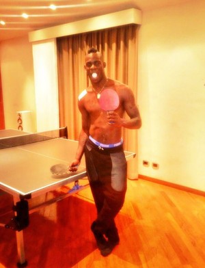 Balotelli joga ping-pong (Foto: Reprodução )