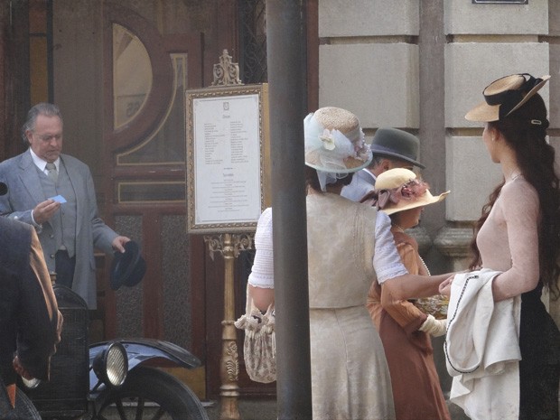 Laura e Sandra vêem quando Oswaldo sai da Confeitaria com o bilhete (Foto: Lado a Lado / TV Globo)