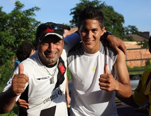 Elsinho, lateral-direito, com torcedor do Vasco no campinho do bairro Ipanema, Zona Leste de Porto Velho (Foto: Shara Alencar/GLOBOESPORTE.COM)