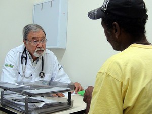 Médico português em atendimento pelo Mais Médicos na Bahia (Foto: Ruan Melo/ G1)