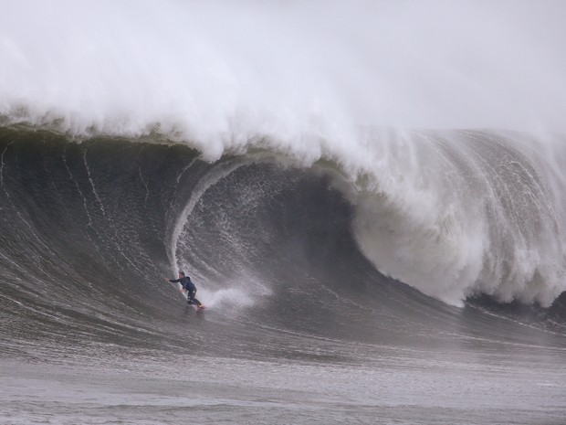 Surfistas aproveitaram as ondas gigantes que se formaram em Sydney (Foto: Rick Rycroft/AP)