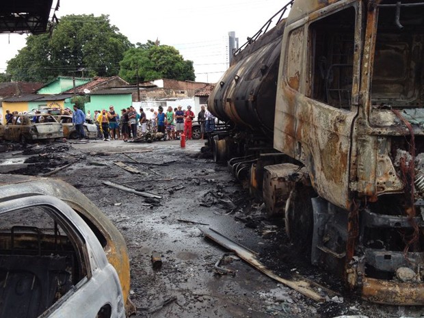 Carro tanque estava abastecendo o posto quando incêndio começou (Foto: Marjones Pinheiro/G1)