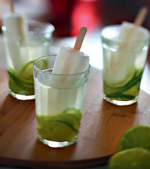 CAIPIRINHA-DE-LIMÃO-COM-ÁGUA-DE-COCO-E-PICOLÉ (Foto: CAIPIRINHA-DE-LIMÃO-COM-ÁGUA-DE-COCO-E-PICOLÉ) CAIPIRINHA-DE-LIMÃO-COM-ÁGUA-DE-COCO-E-PICOLÉ (Foto: CAIPIRINHA-DE-LIMÃO-COM-ÁGUA-DE-COCO-E-PICOLÉ)