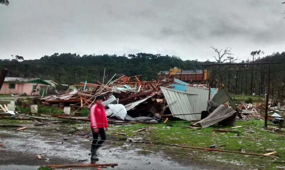 Vento causa destruição em Vila Oliva, em Caxias do Sul   (Foto: Ricardo Daneluz/Arquivo pessoal)