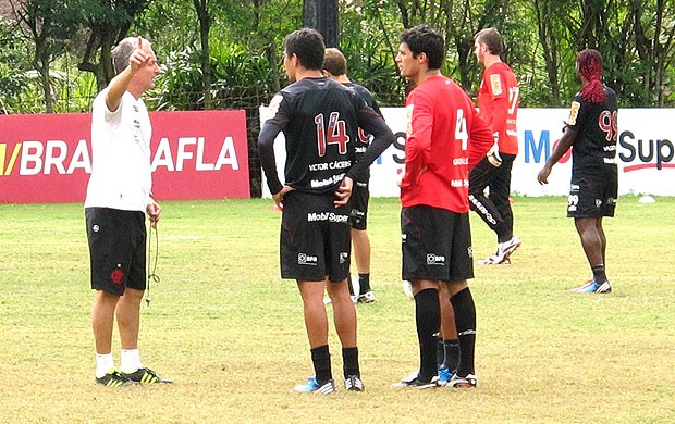 Dorival Junior com os jogadores no treino do Flamengo (Foto: Richard Souza / Globoesporte.com)