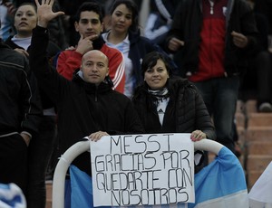 Messi faixa torcida Argentina x Uruguai (Foto: AFP)