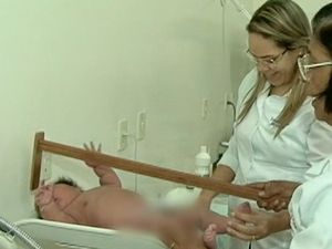 Enfermeira pesa bebê macrossômico que está de regime (Foto: Reprodução/ TV Asa Branca)