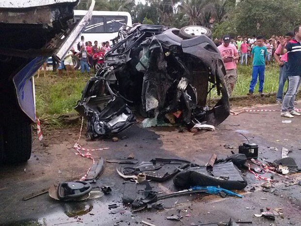 Destroços de um dos carros envolvidos no acidente (Foto: Divulgação/PRF)
