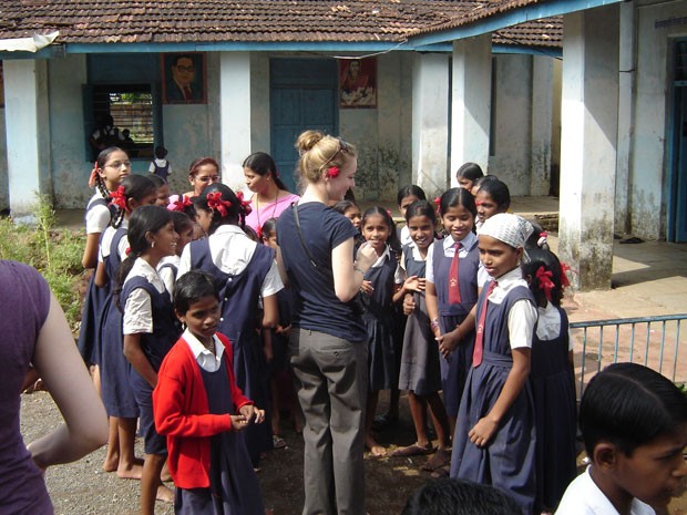 Turista em escola indiana (Foto: Divulgação/Reality Tours)