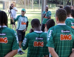 Marcelo Oliveira conversa com os jogadores do Coritiba, em Foz do Iguaçu (Foto: Divulgação / Coritiba)