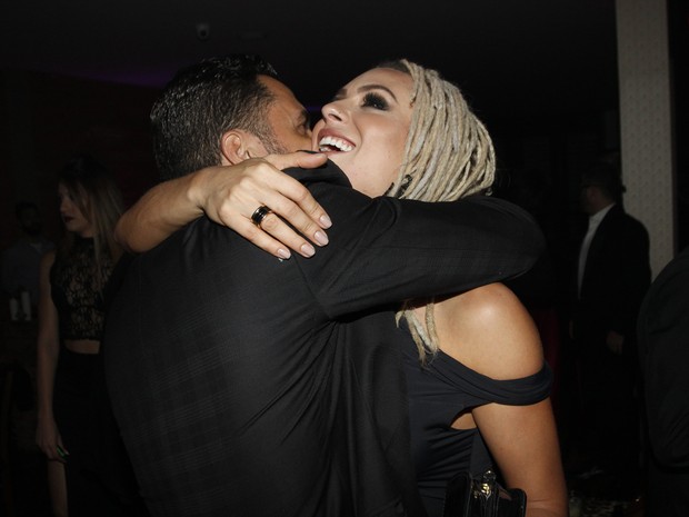 Latino e Fernanda Lacerda, a Mendigata, em festa em São Paulo (Foto: Celso Tavares/ EGO)