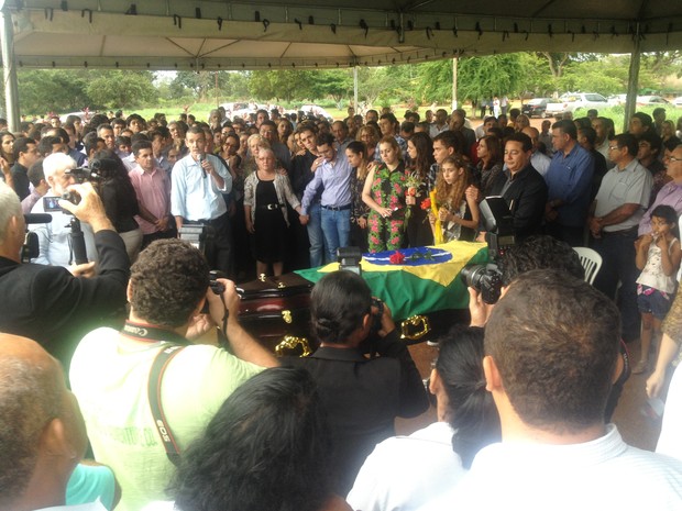 Familiares e amigos do parlamentar se reuniram durante culto realizado no cemitério Jardim das Acácias (Foto: Monique Almeida/G1)